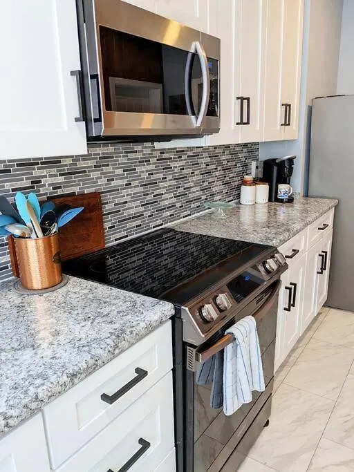 2 Bedroom Quaint Private Bungalow Nr Downtown & Beaches Pensacola 0*,  United States