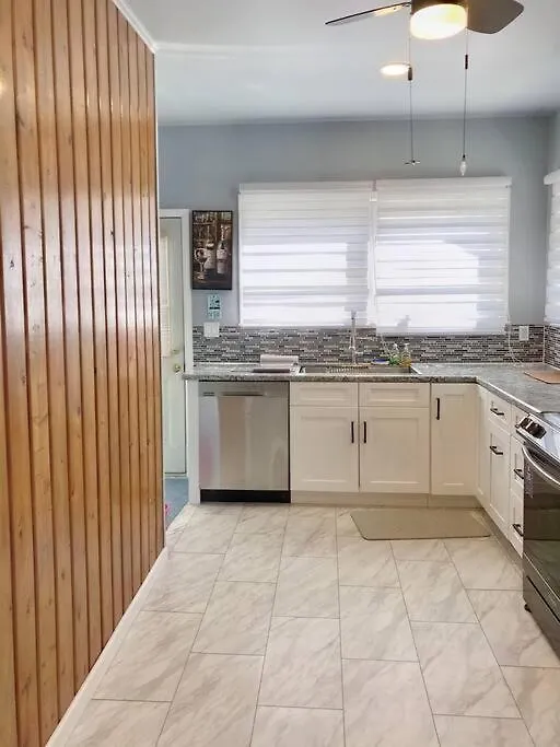 2 Bedroom Quaint Private Bungalow Nr Downtown & Beaches Pensacola Holiday home