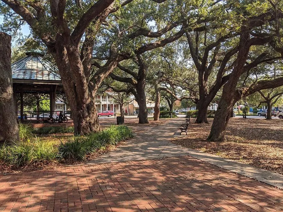 2 Bedroom Quaint Private Bungalow Nr Downtown & Beaches Pensacola Holiday home