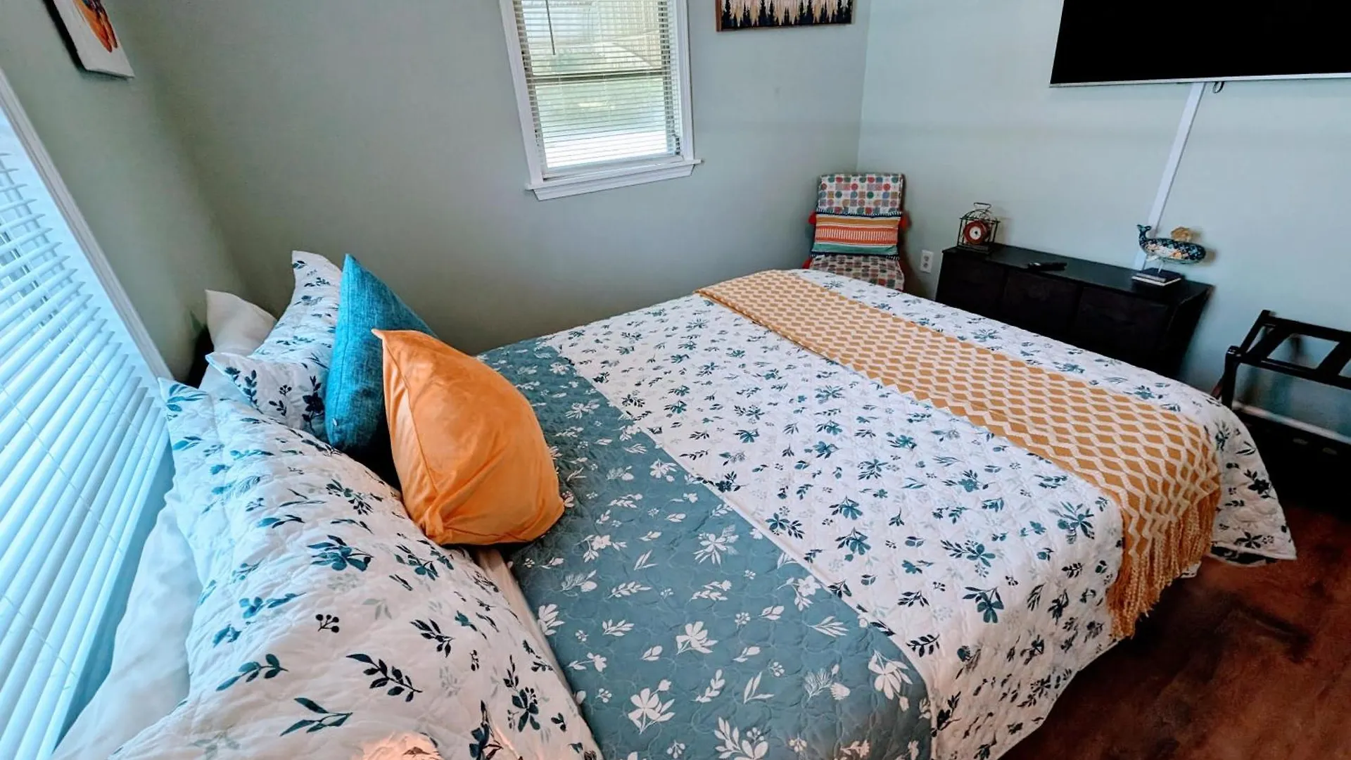 2 Bedroom Quaint Private Bungalow Nr Downtown & Beaches Pensacola Holiday home