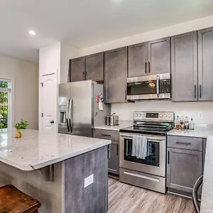  Holiday home Flow Bungalow-mins To Downtown-dining-base